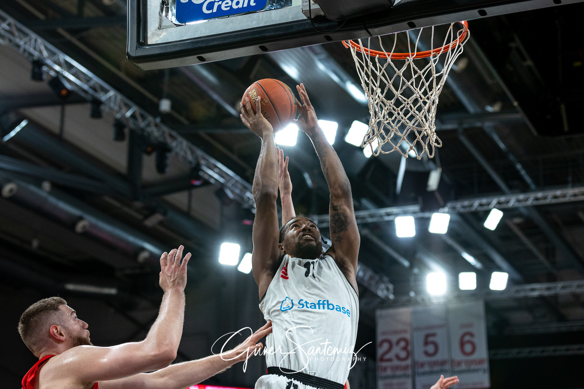 Brose Bamberg vs. Niners Chemnitz - Basketball - easyCredit BBL