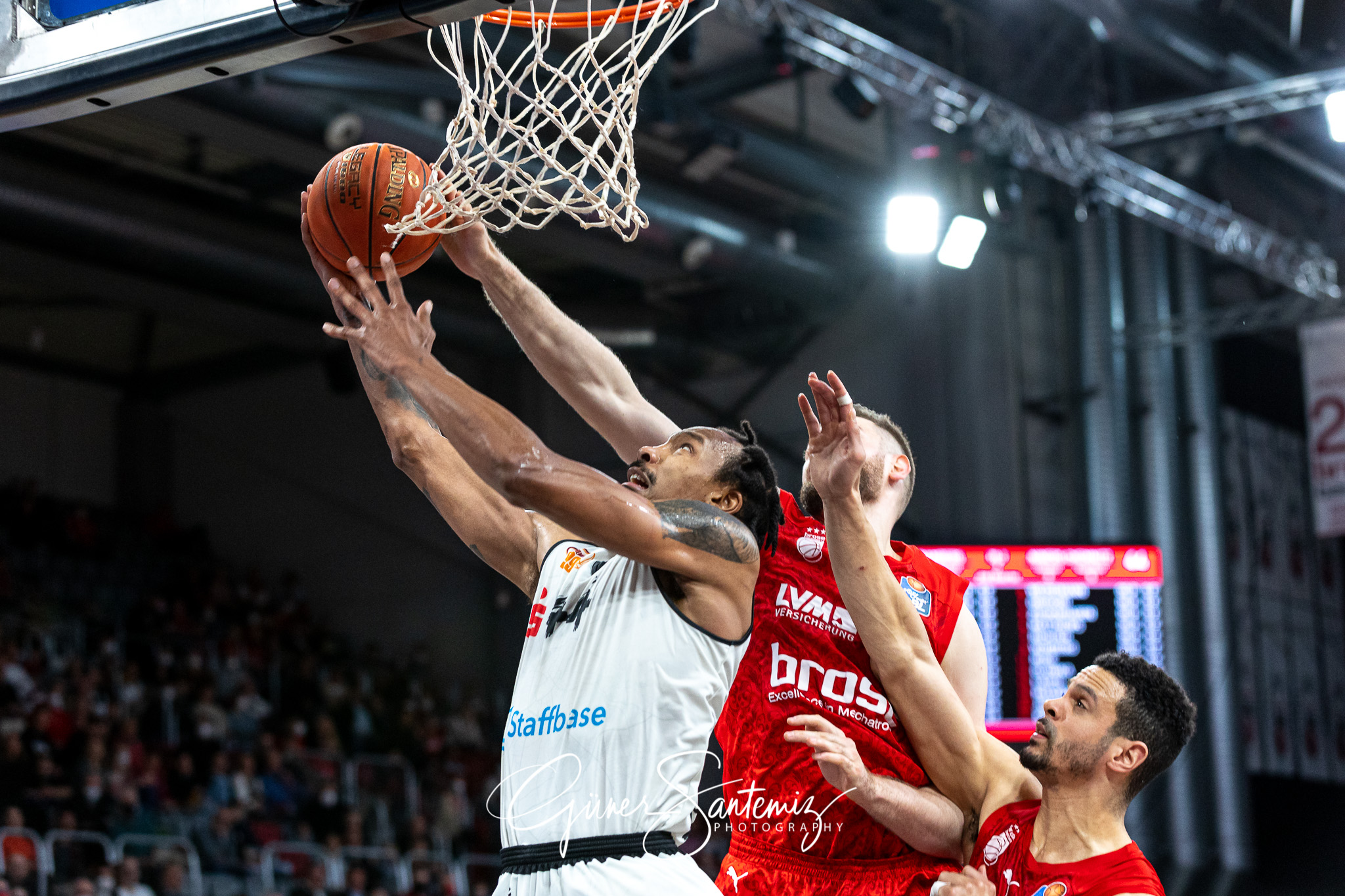 Brose Bamberg vs. Niners Chemnitz - Basketball - easyCredit BBL
