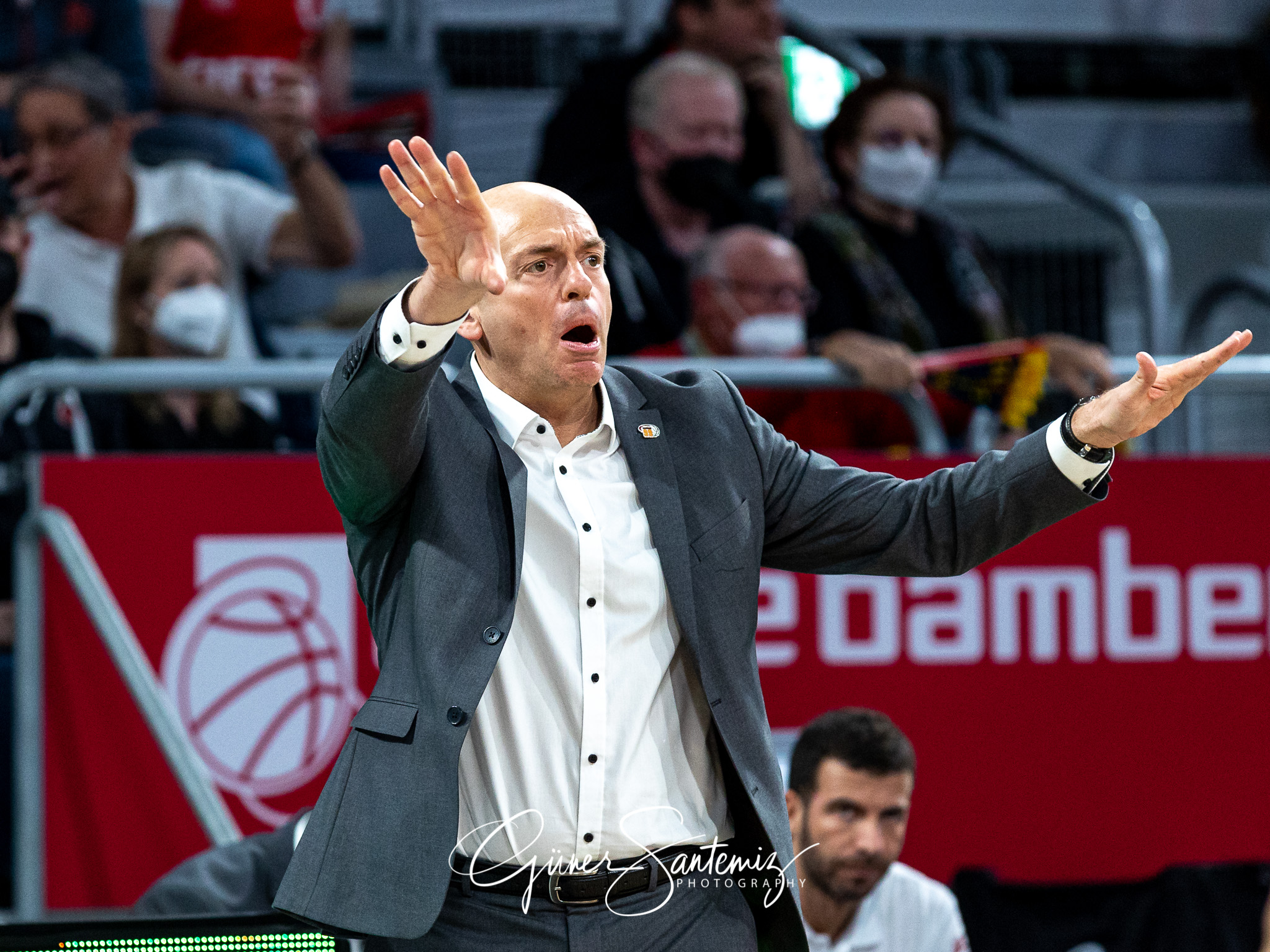 Brose Bamberg vs. Niners Chemnitz - Basketball - easyCredit BBL