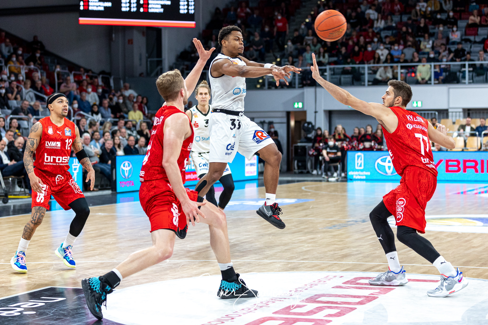 Brose Bamberg vs. Niners Chemnitz - Basketball - easyCredit BBL