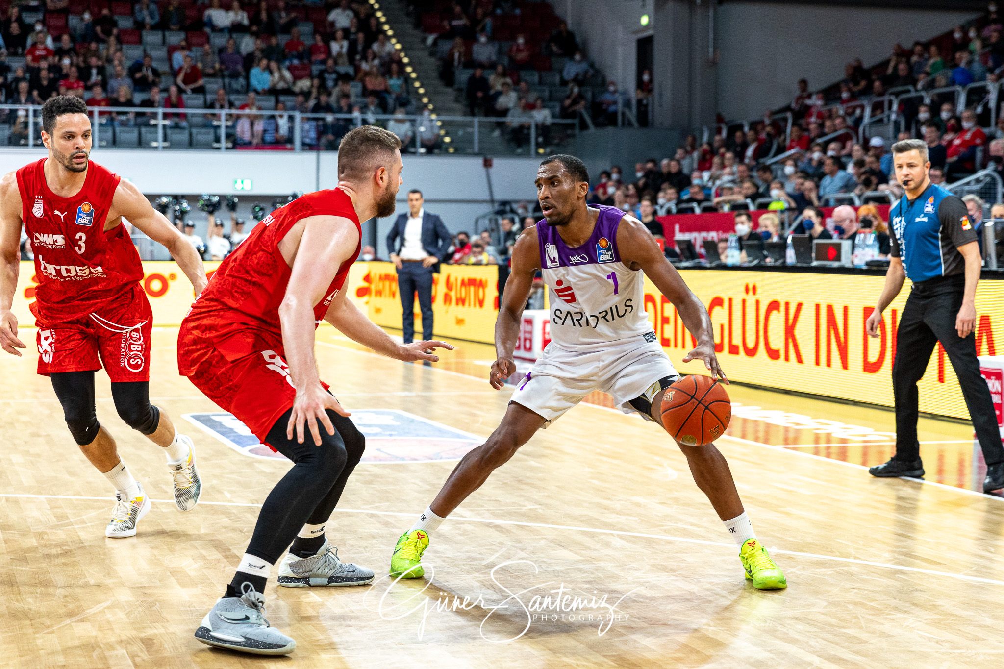Brose Bamberg vs. BG Goettingen - Basketball - easyCredit BBL -