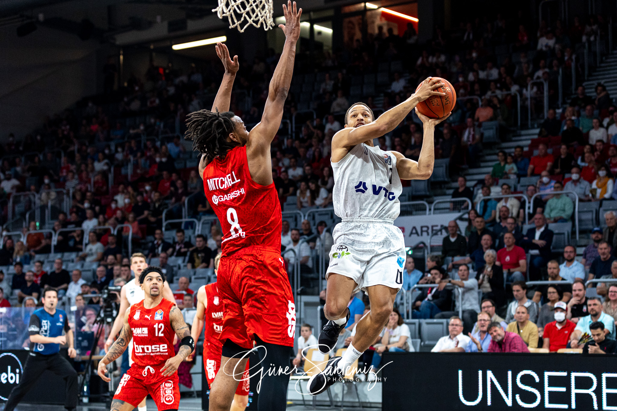Brose Bamberg vs. Hamburg Towers - Basketball - easyCredit BBL -