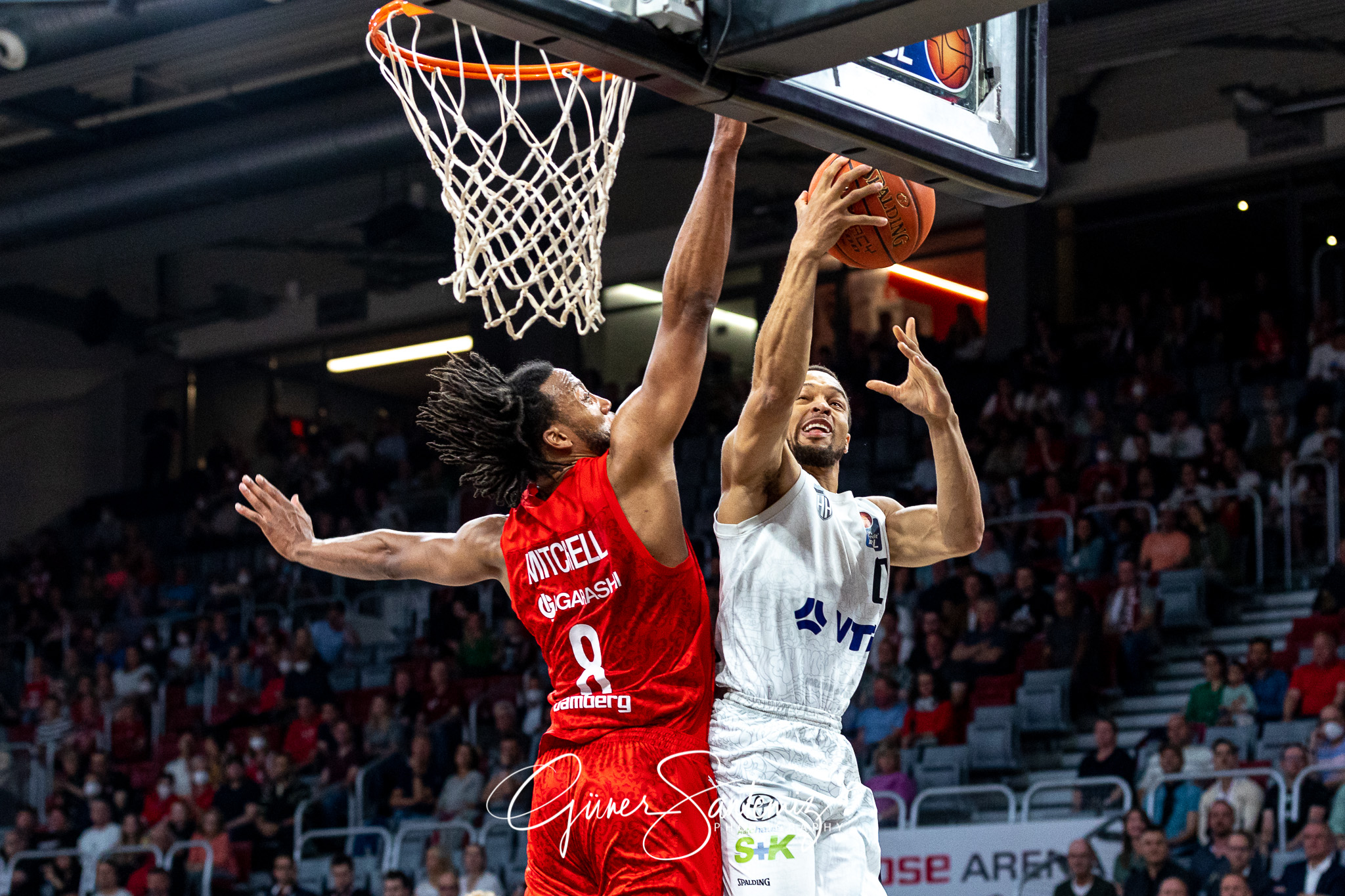 Brose Bamberg vs. Hamburg Towers - Basketball - easyCredit BBL -