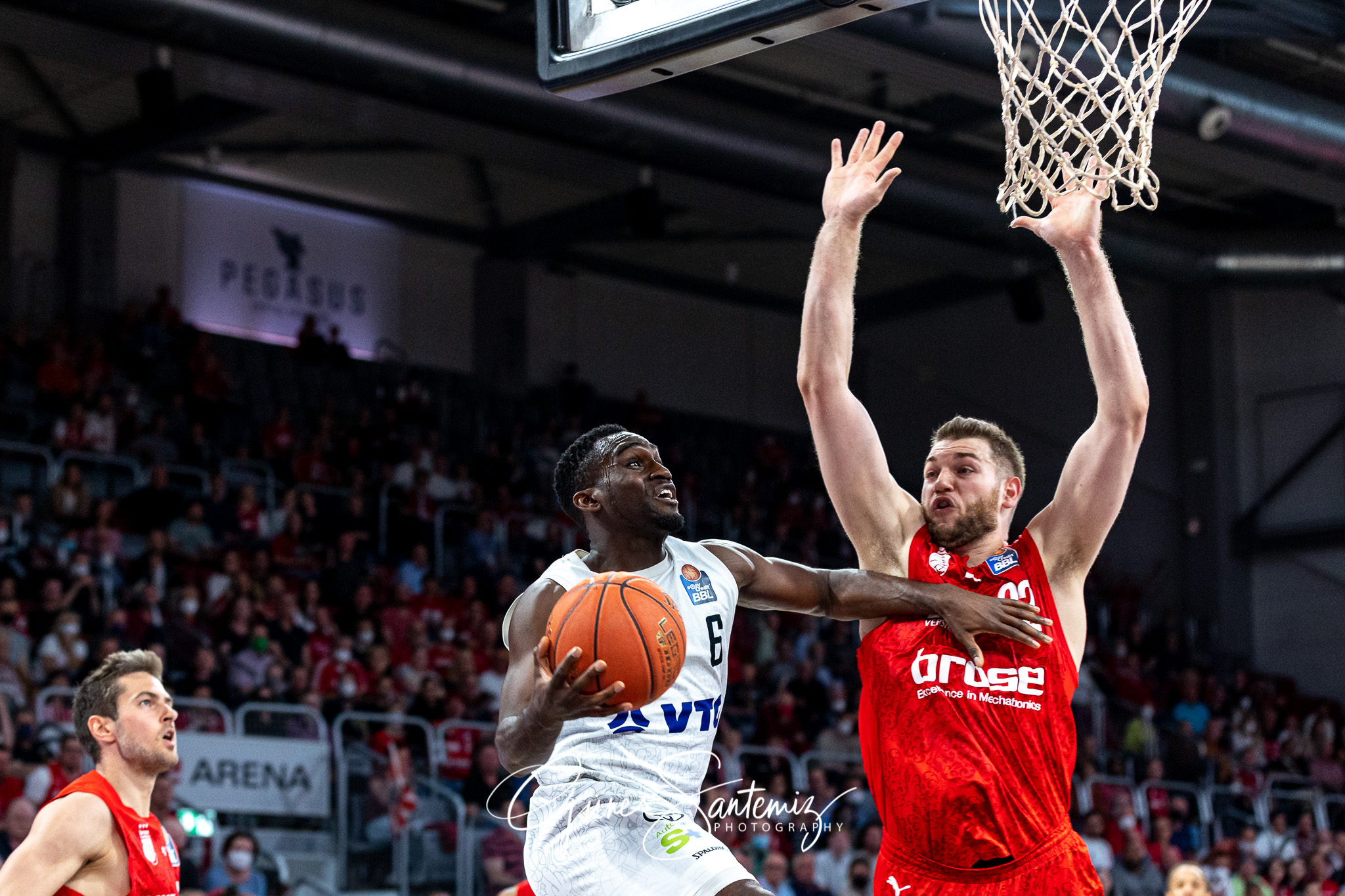 Brose Bamberg vs. Hamburg Towers - Basketball - easyCredit BBL -