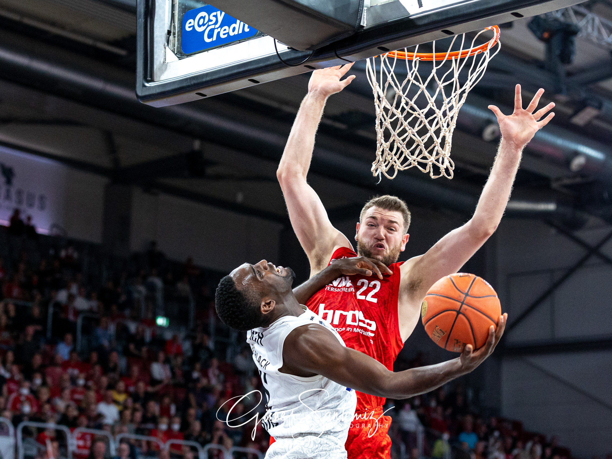 Brose Bamberg vs. Hamburg Towers - Basketball - easyCredit BBL -