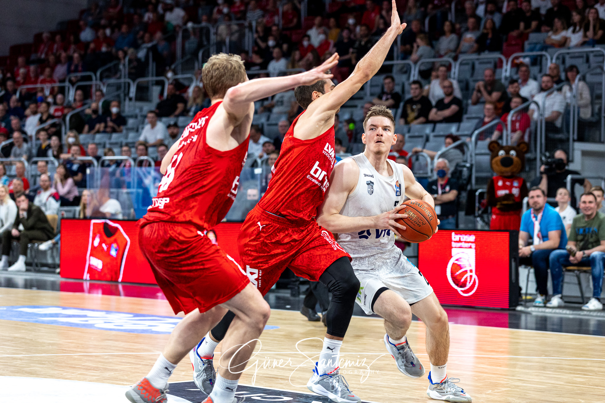 Brose Bamberg vs. Hamburg Towers - Basketball - easyCredit BBL -