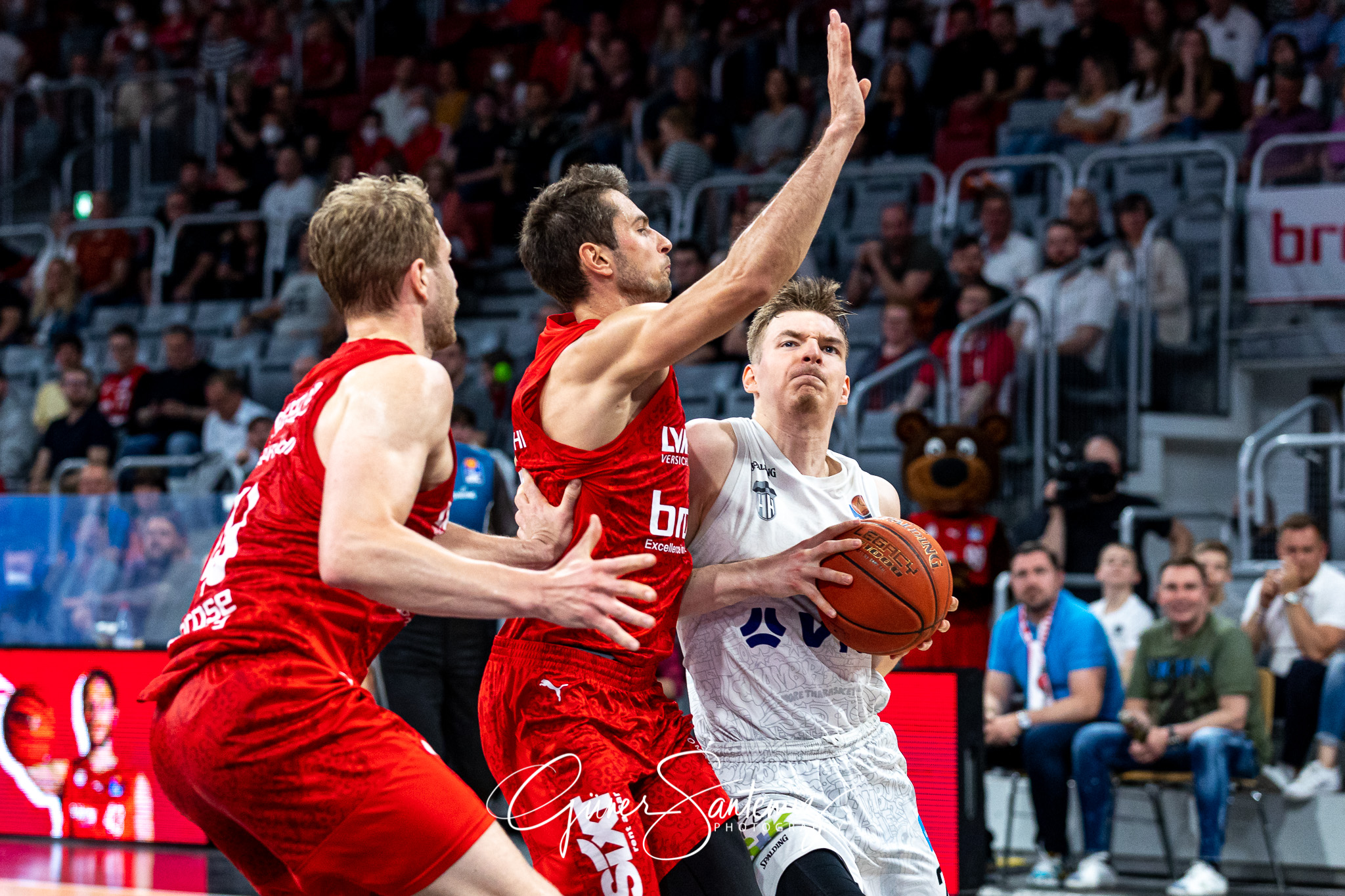 Brose Bamberg vs. Hamburg Towers - Basketball - easyCredit BBL -