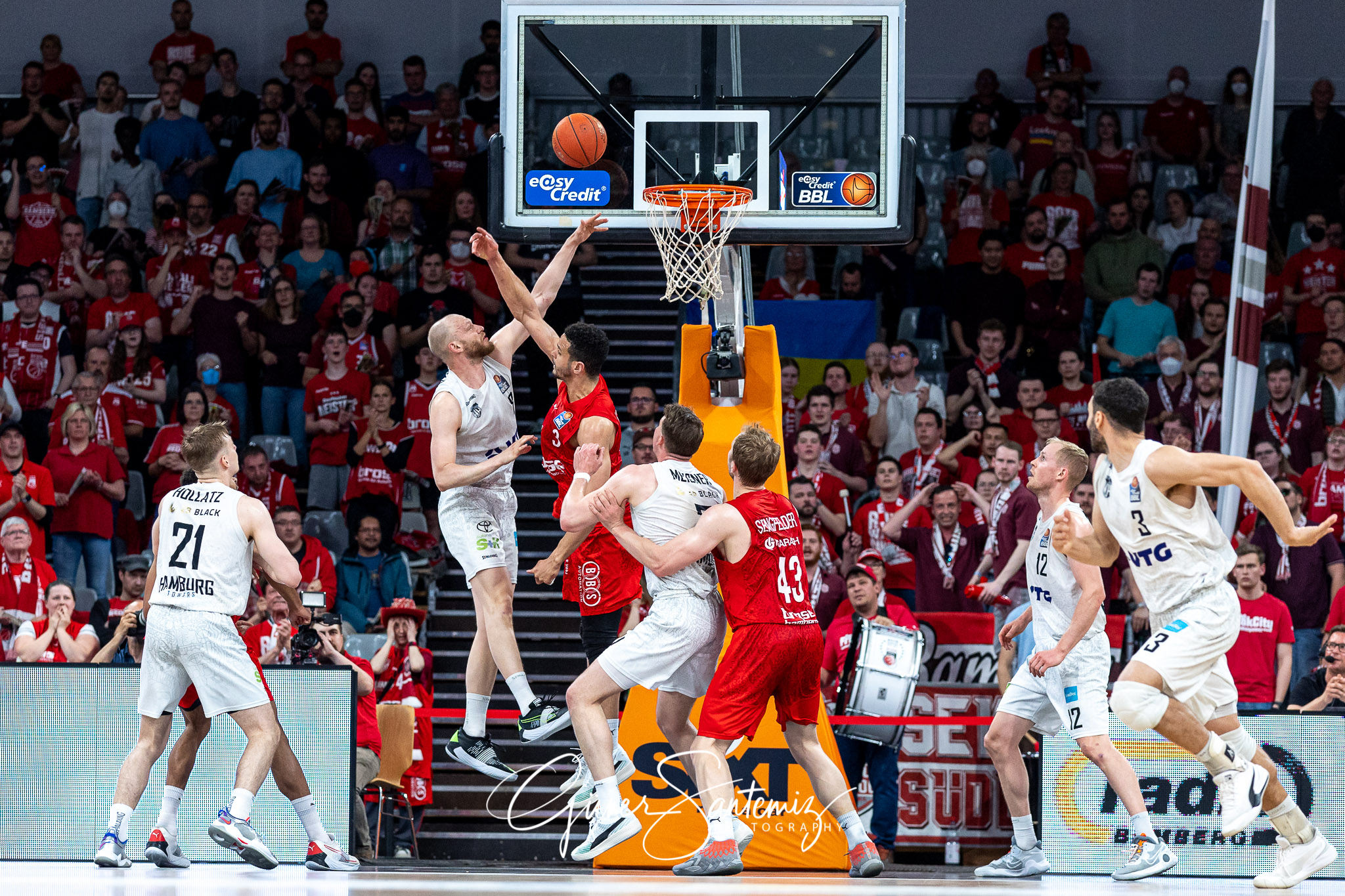 Brose Bamberg vs. Hamburg Towers - Basketball - easyCredit BBL -