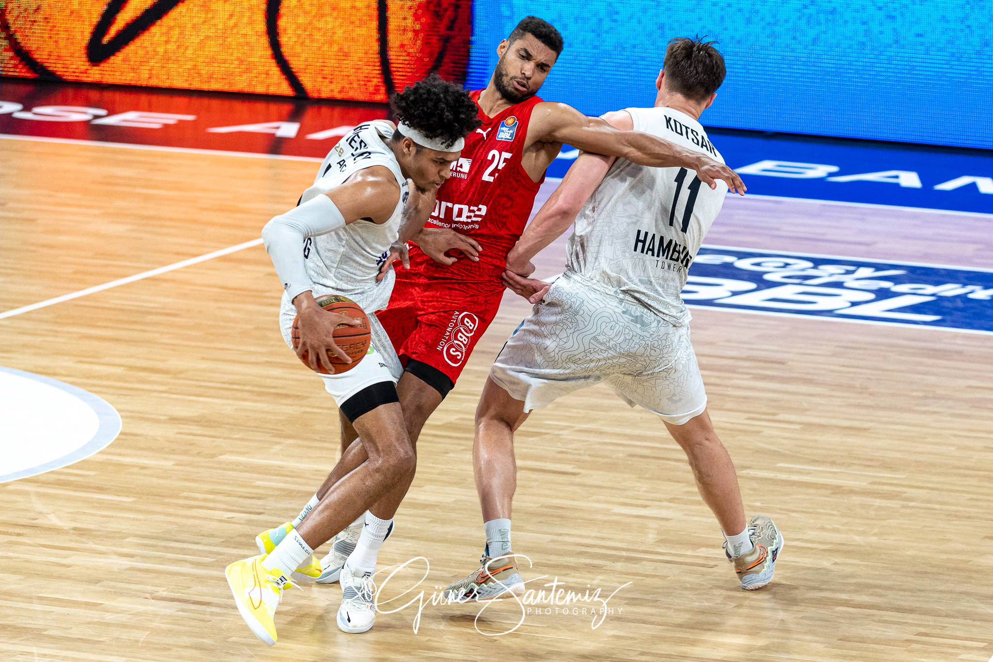 Brose Bamberg vs. Hamburg Towers - Basketball - easyCredit BBL -