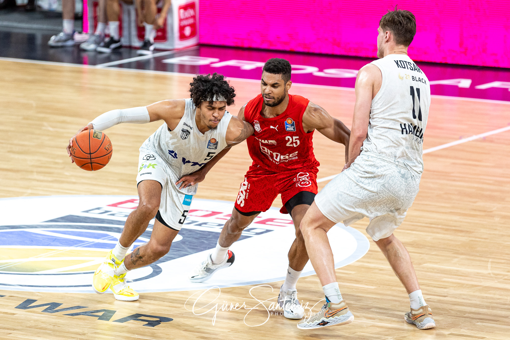 Brose Bamberg vs. Hamburg Towers - Basketball - easyCredit BBL -