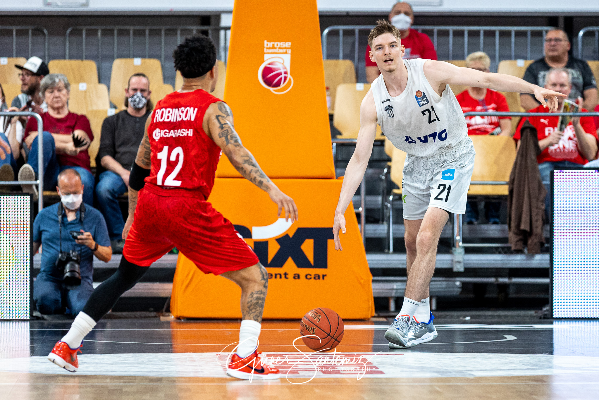 Brose Bamberg vs. Hamburg Towers - Basketball - easyCredit BBL -