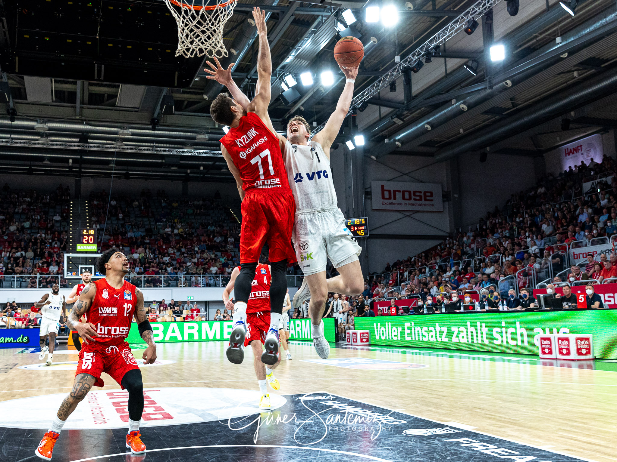 Brose Bamberg vs. Hamburg Towers - Basketball - easyCredit BBL -