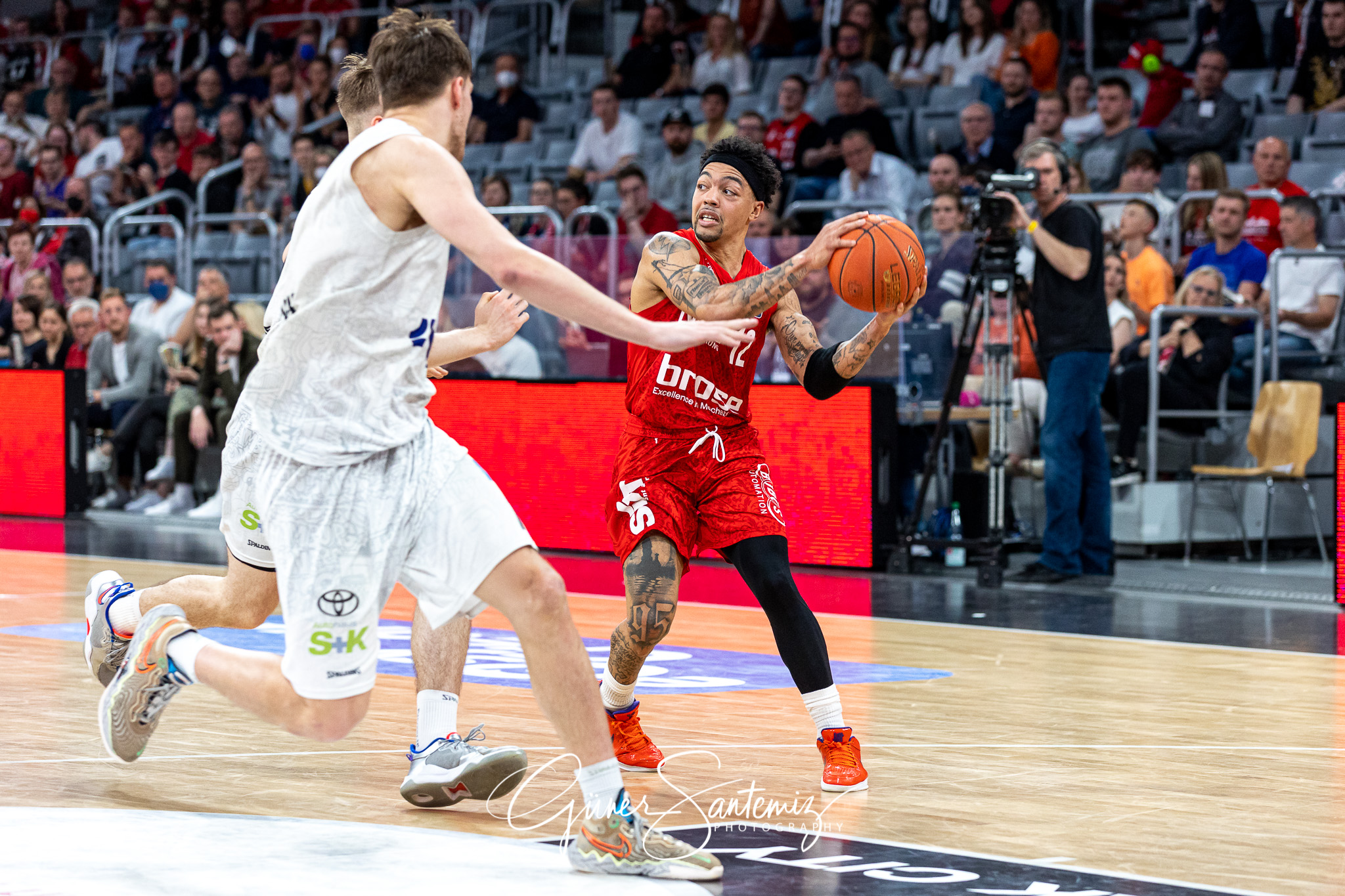 Brose Bamberg vs. Hamburg Towers - Basketball - easyCredit BBL -