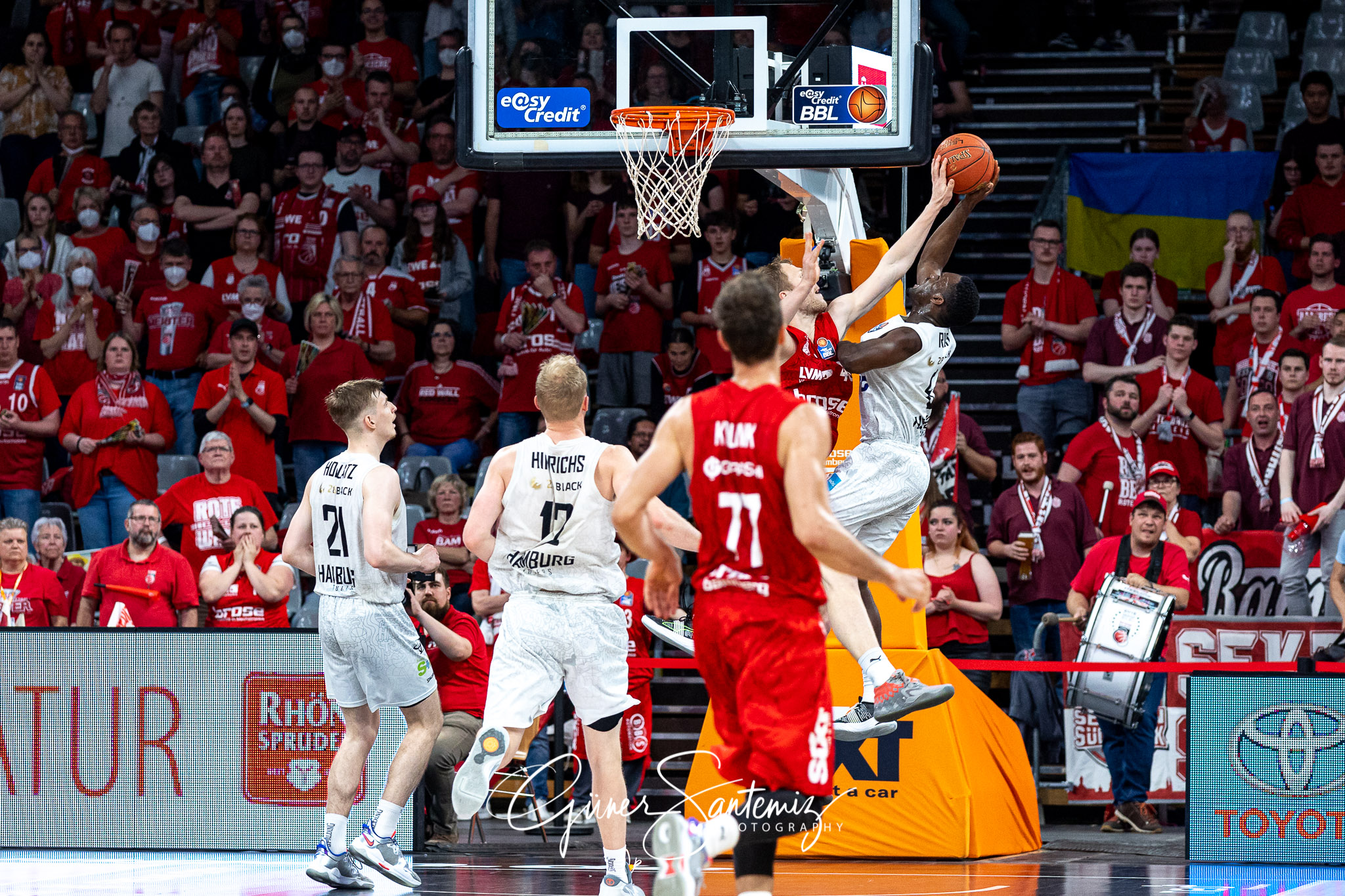 Brose Bamberg vs. Hamburg Towers - Basketball - easyCredit BBL -