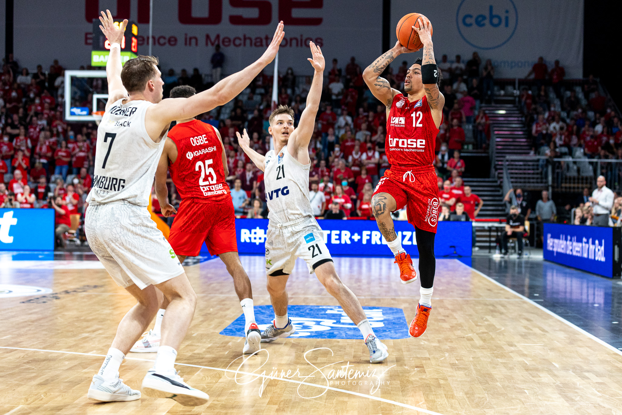 Brose Bamberg vs. Hamburg Towers - Basketball - easyCredit BBL -