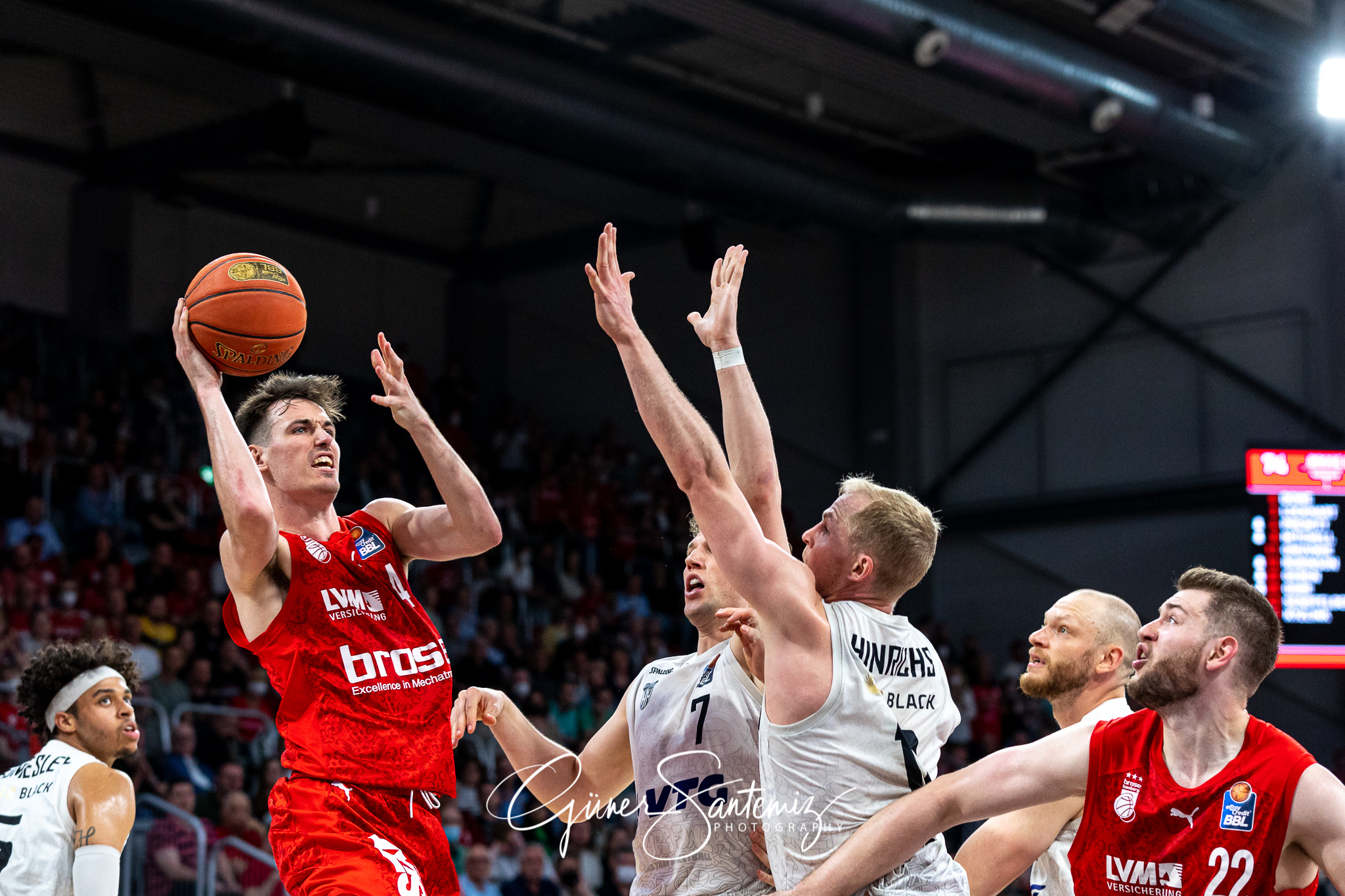 Brose Bamberg vs. Hamburg Towers - Basketball - easyCredit BBL -