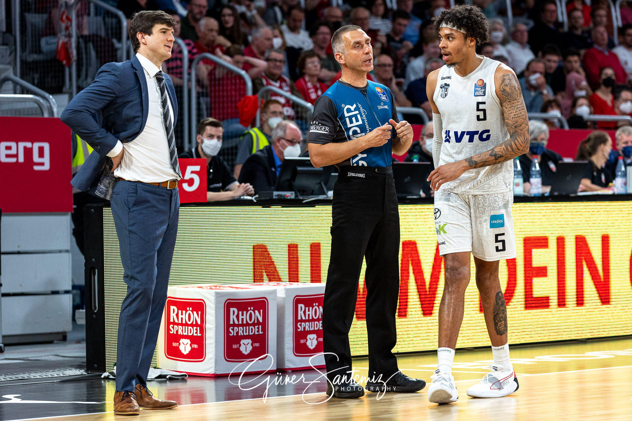 Brose Bamberg vs. Hamburg Towers - Basketball - easyCredit BBL -