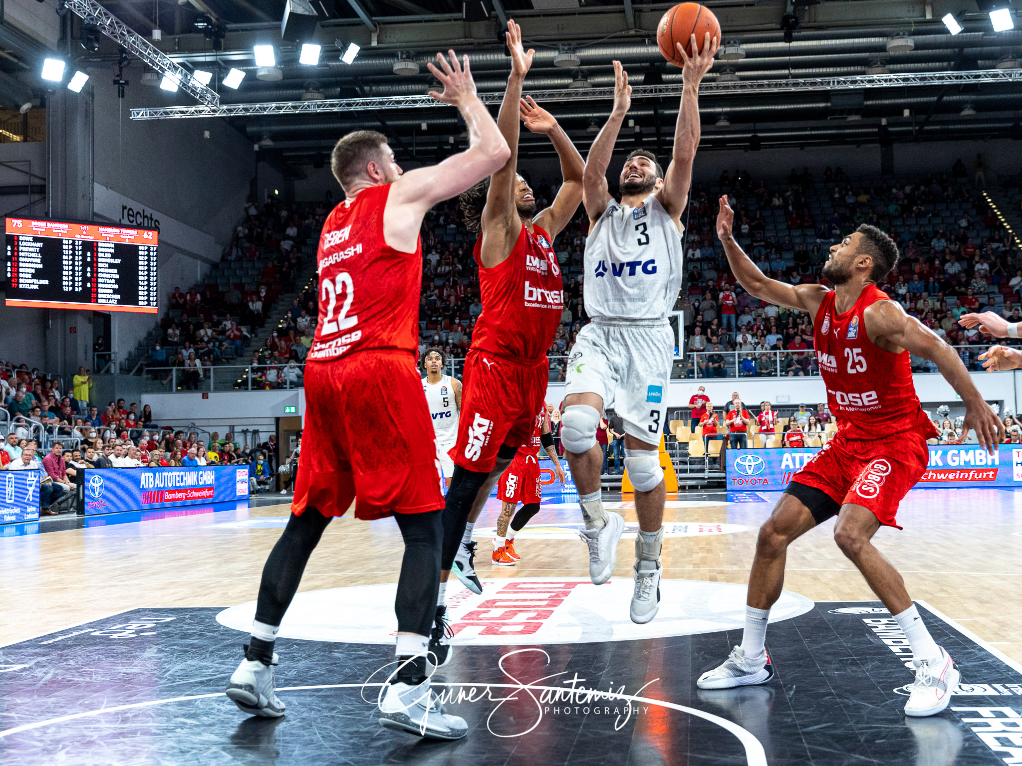 Brose Bamberg vs. Hamburg Towers - Basketball - easyCredit BBL -