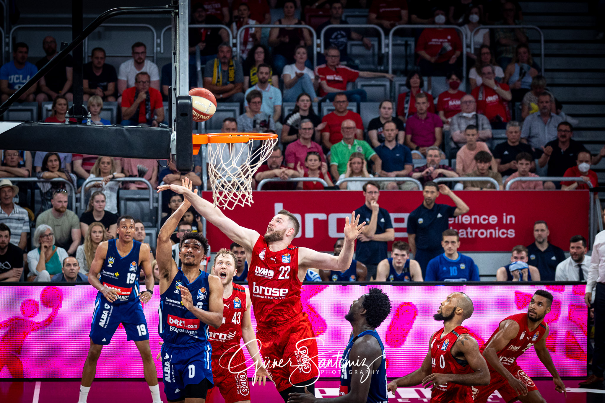 Brose Bamberg vs. Alba Berlin - Basketball - easyCredit BBL - Pl