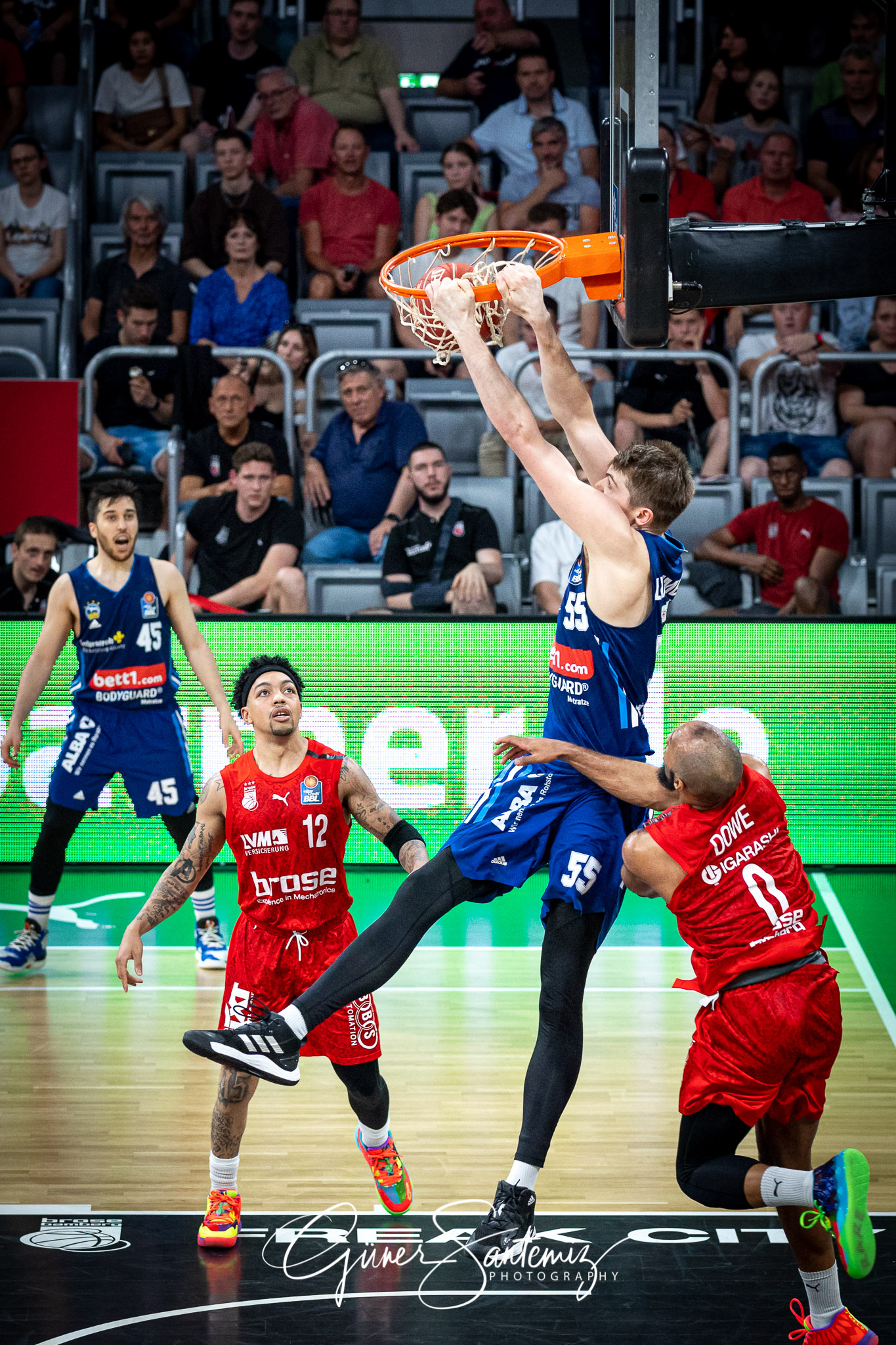 Brose Bamberg vs. Alba Berlin - Basketball - easyCredit BBL - Pl