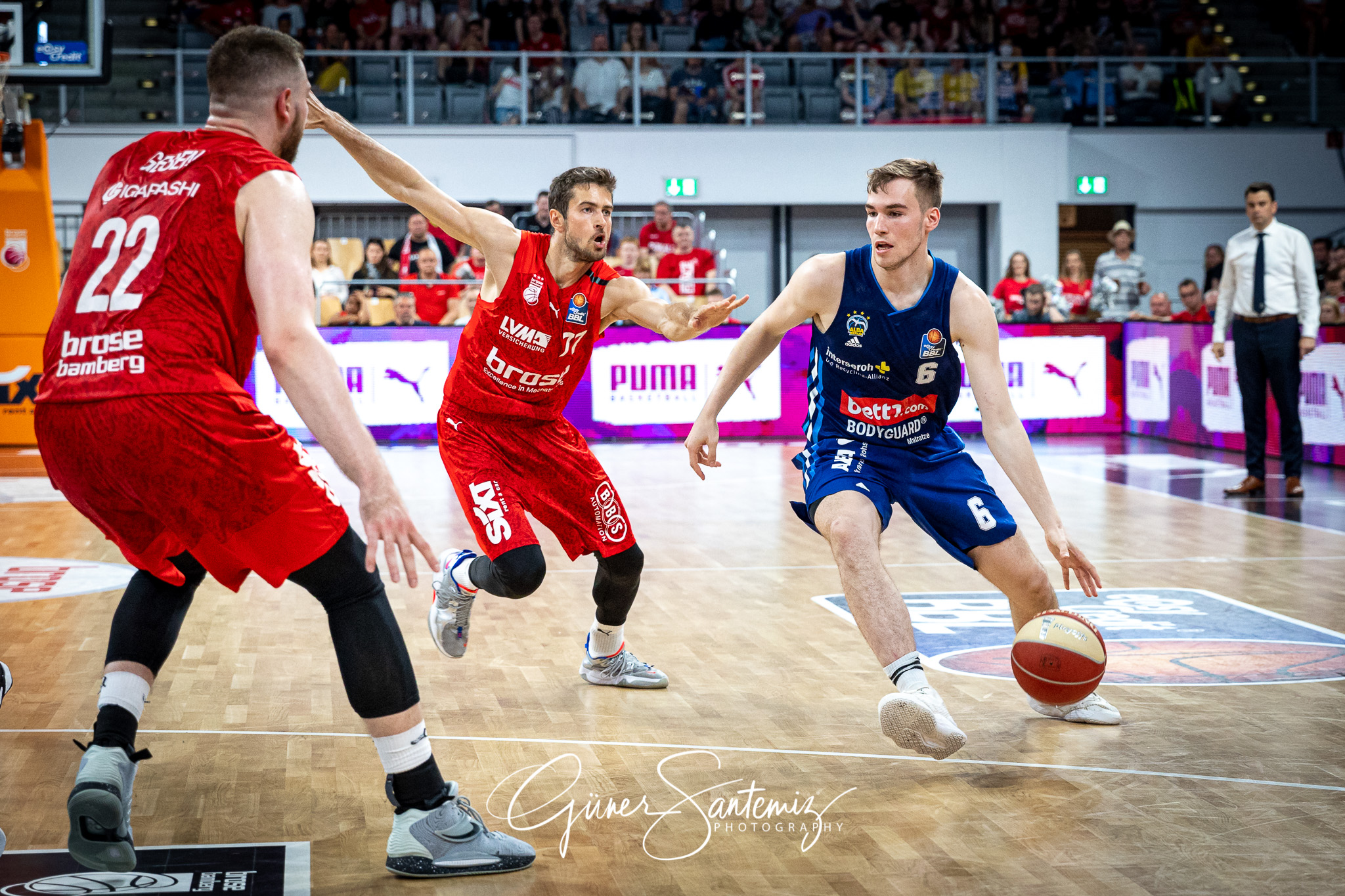 Brose Bamberg vs. Alba Berlin - Basketball - easyCredit BBL - Pl