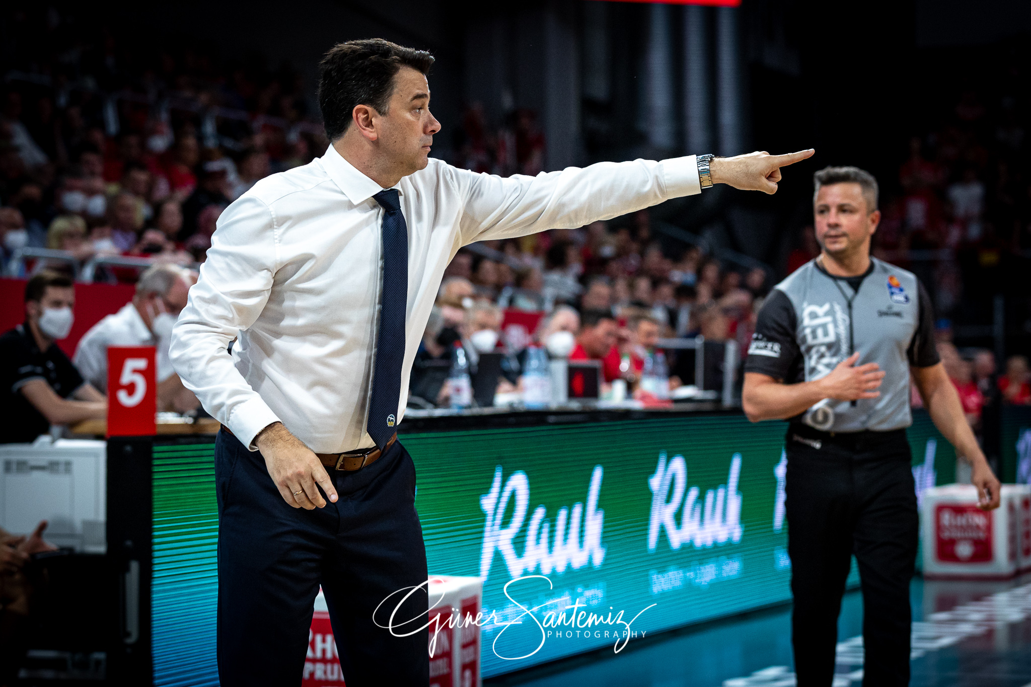 Brose Bamberg vs. Alba Berlin - Basketball - easyCredit BBL - Pl