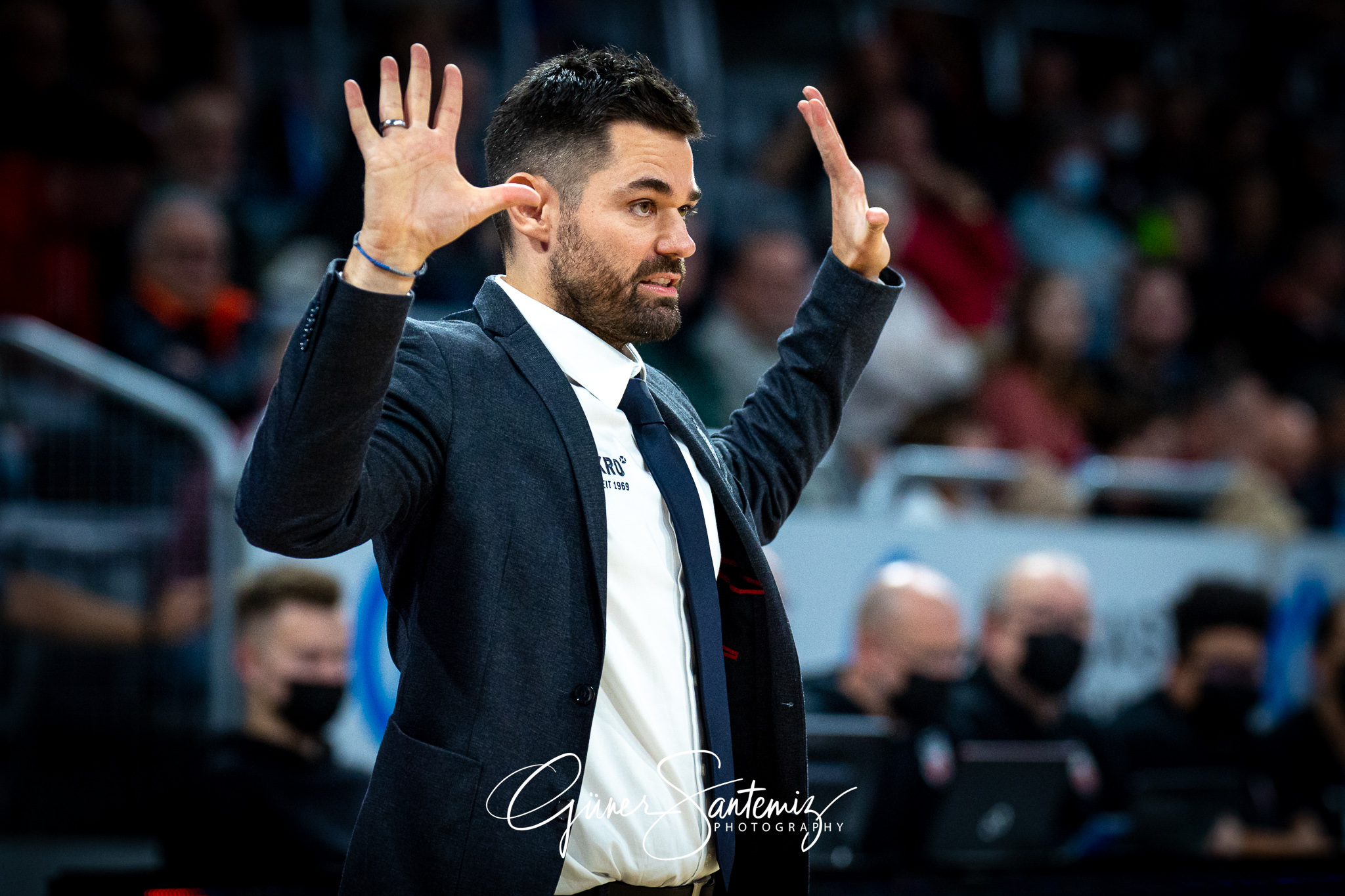 Brose Bamberg vs. Hakro Merlins Crailsheim - Basketball - easyCr