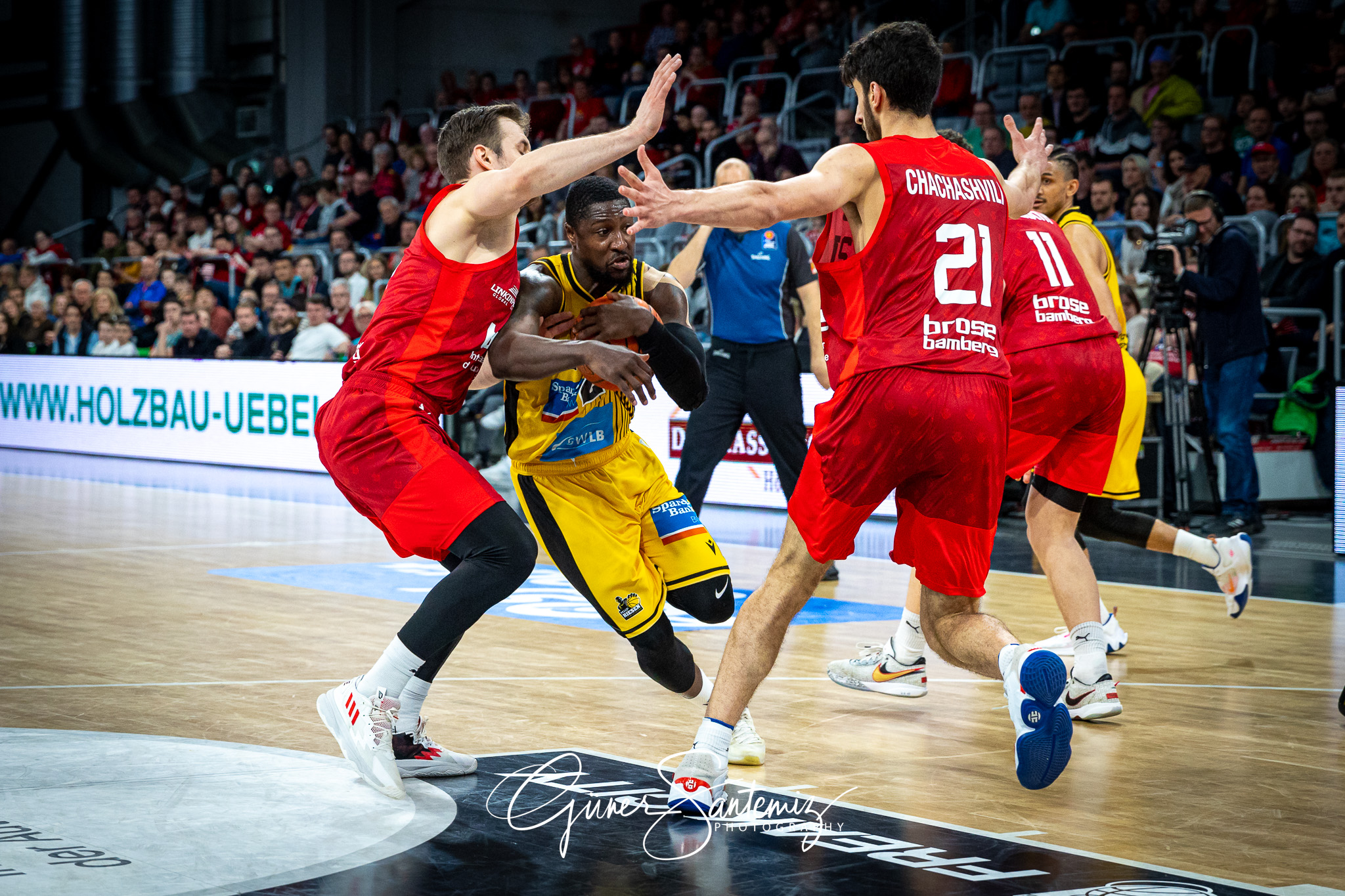 Brose Bamberg vs. MHP Riesen Ludwigsburg - Basketball - easyCred