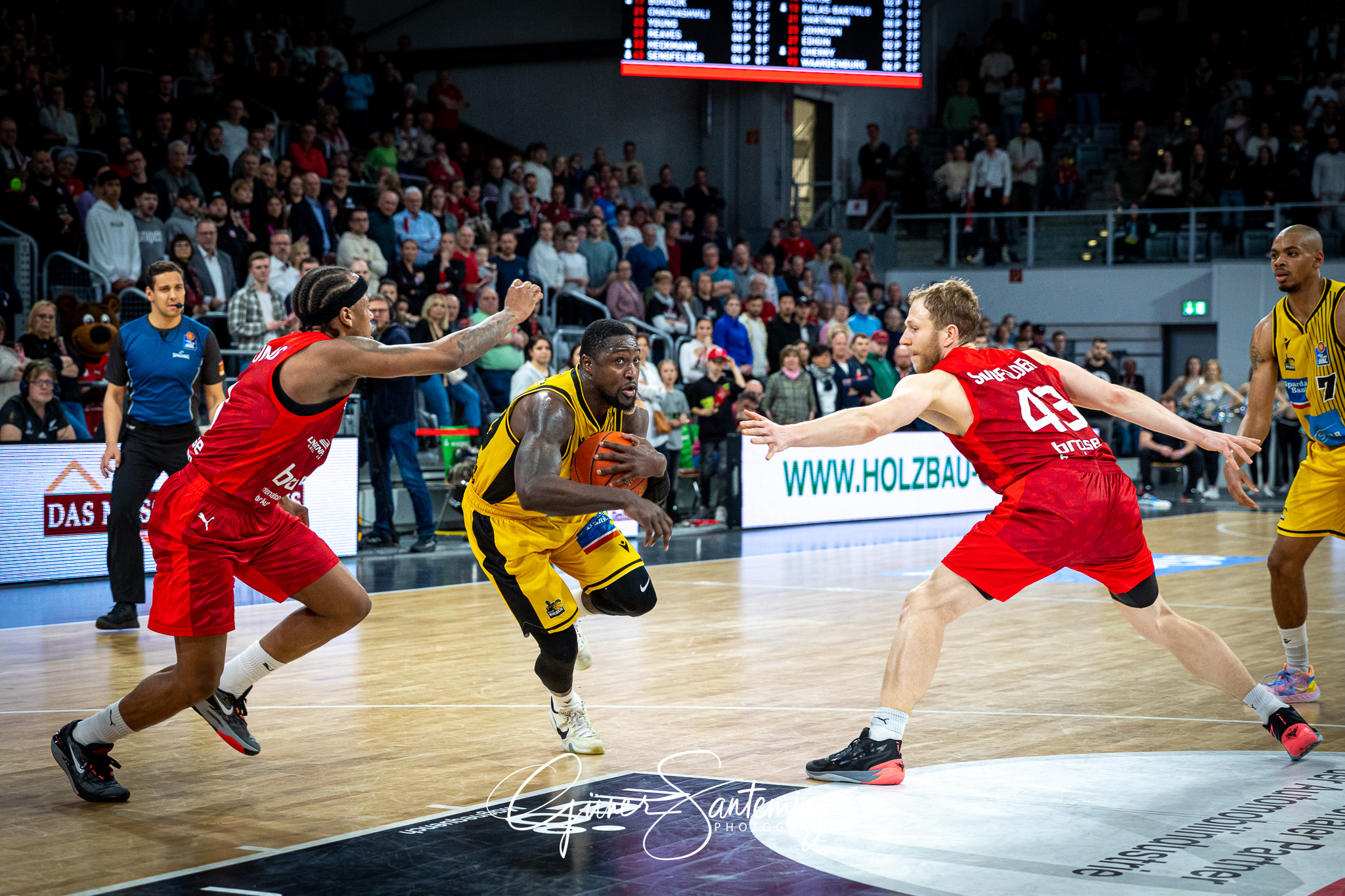 Brose Bamberg vs. MHP Riesen Ludwigsburg - Basketball - easyCred