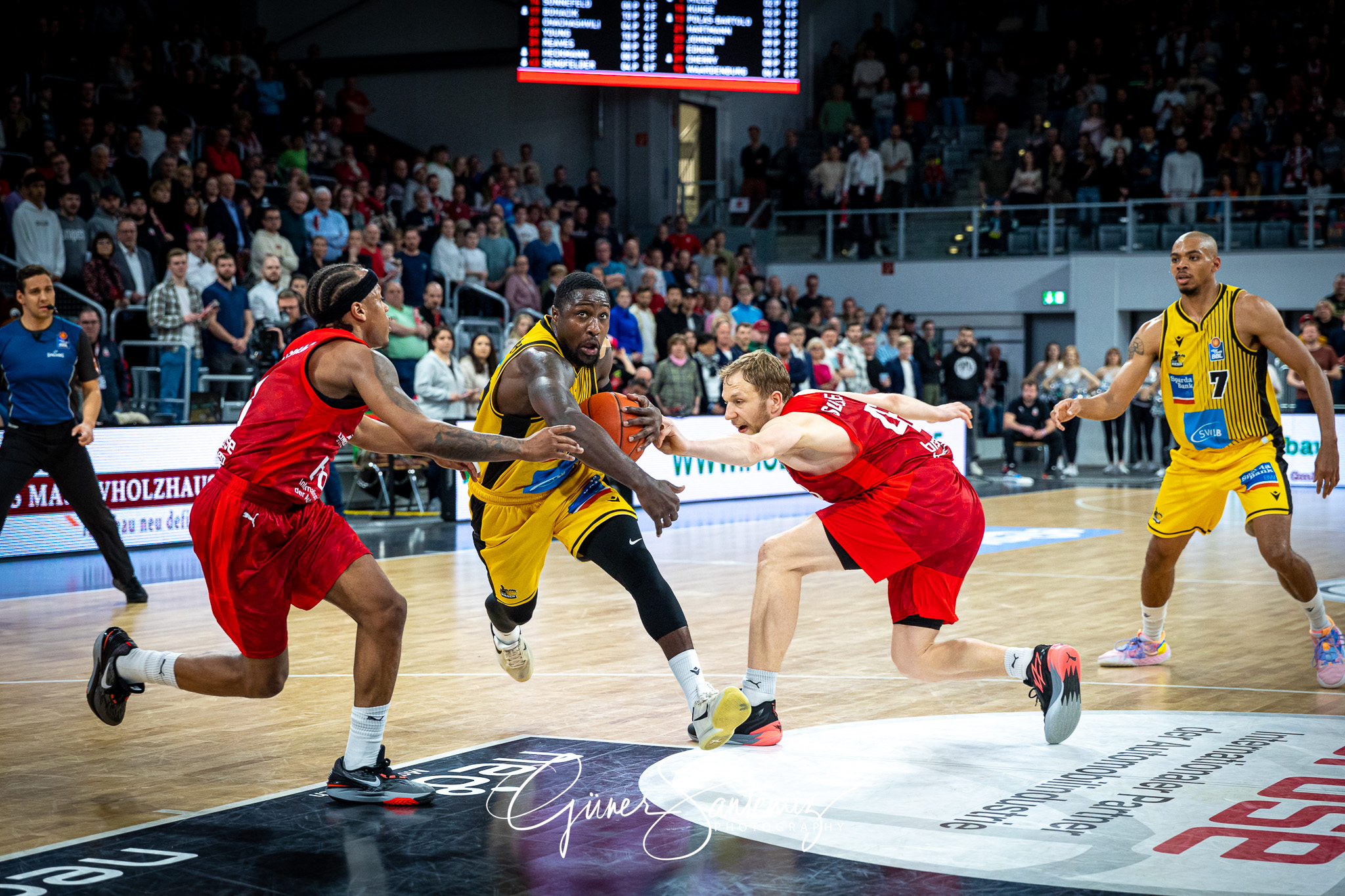 Brose Bamberg vs. MHP Riesen Ludwigsburg - Basketball - easyCred