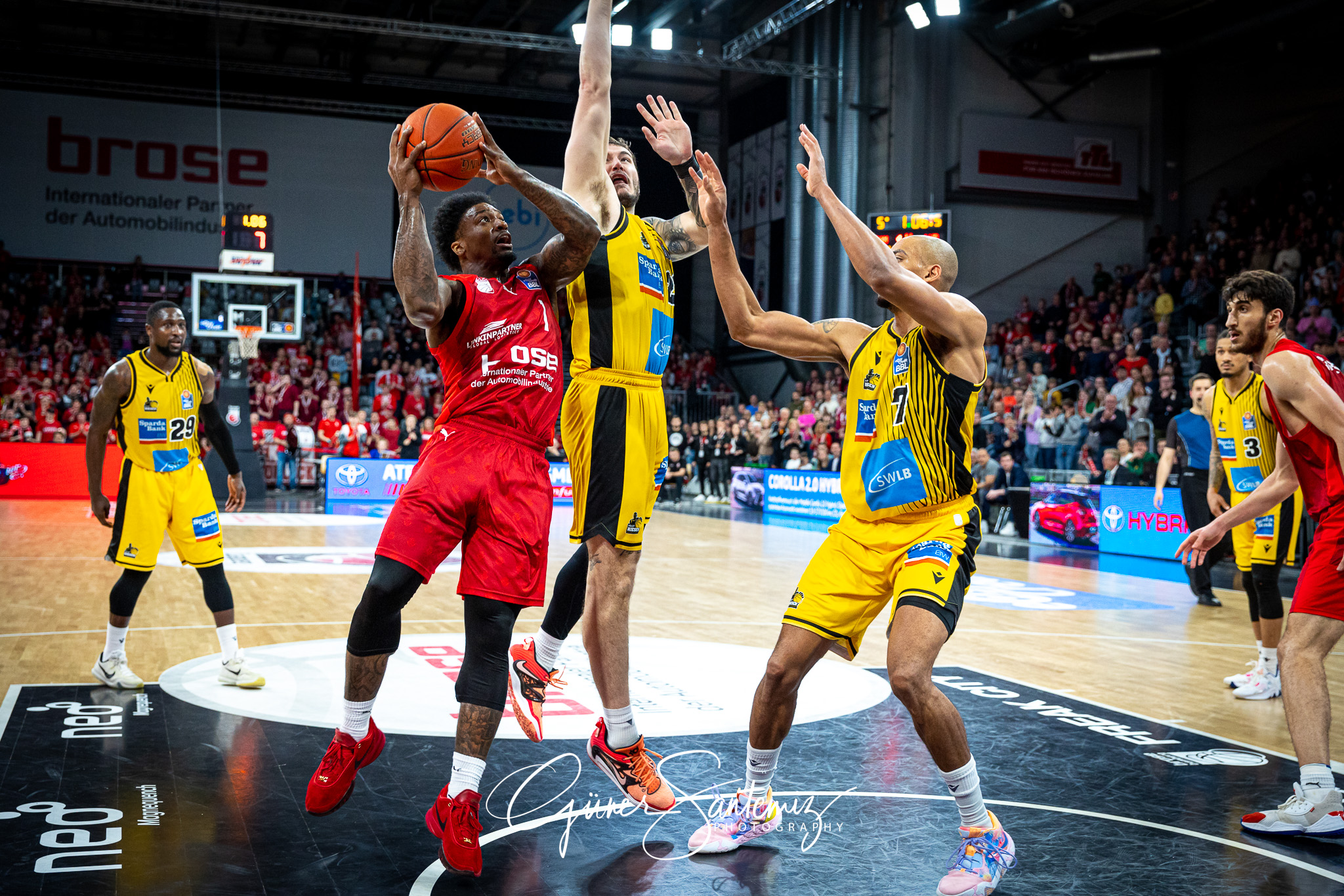 Brose Bamberg vs. MHP Riesen Ludwigsburg - Basketball - easyCred