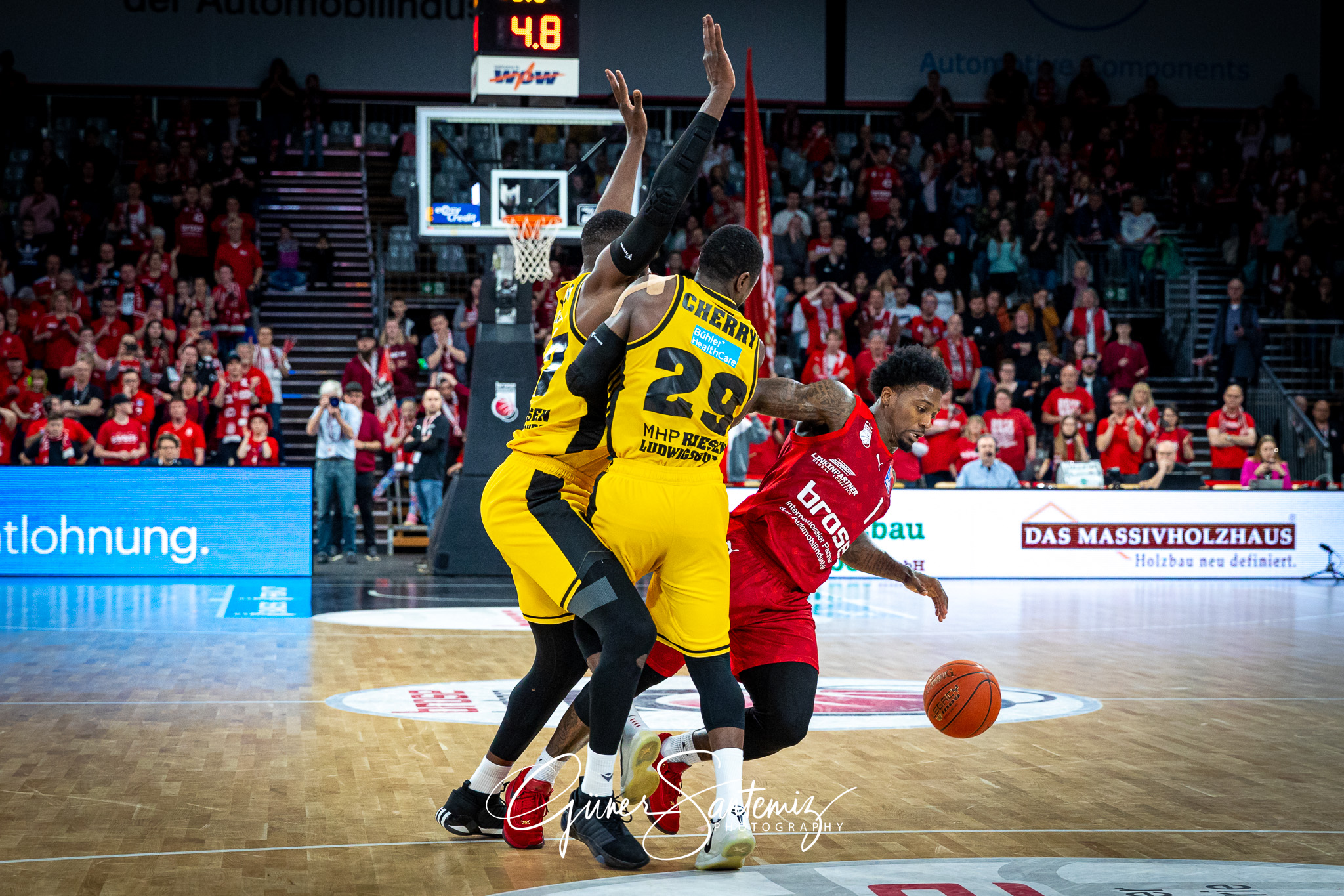 Brose Bamberg vs. MHP Riesen Ludwigsburg - Basketball - easyCred