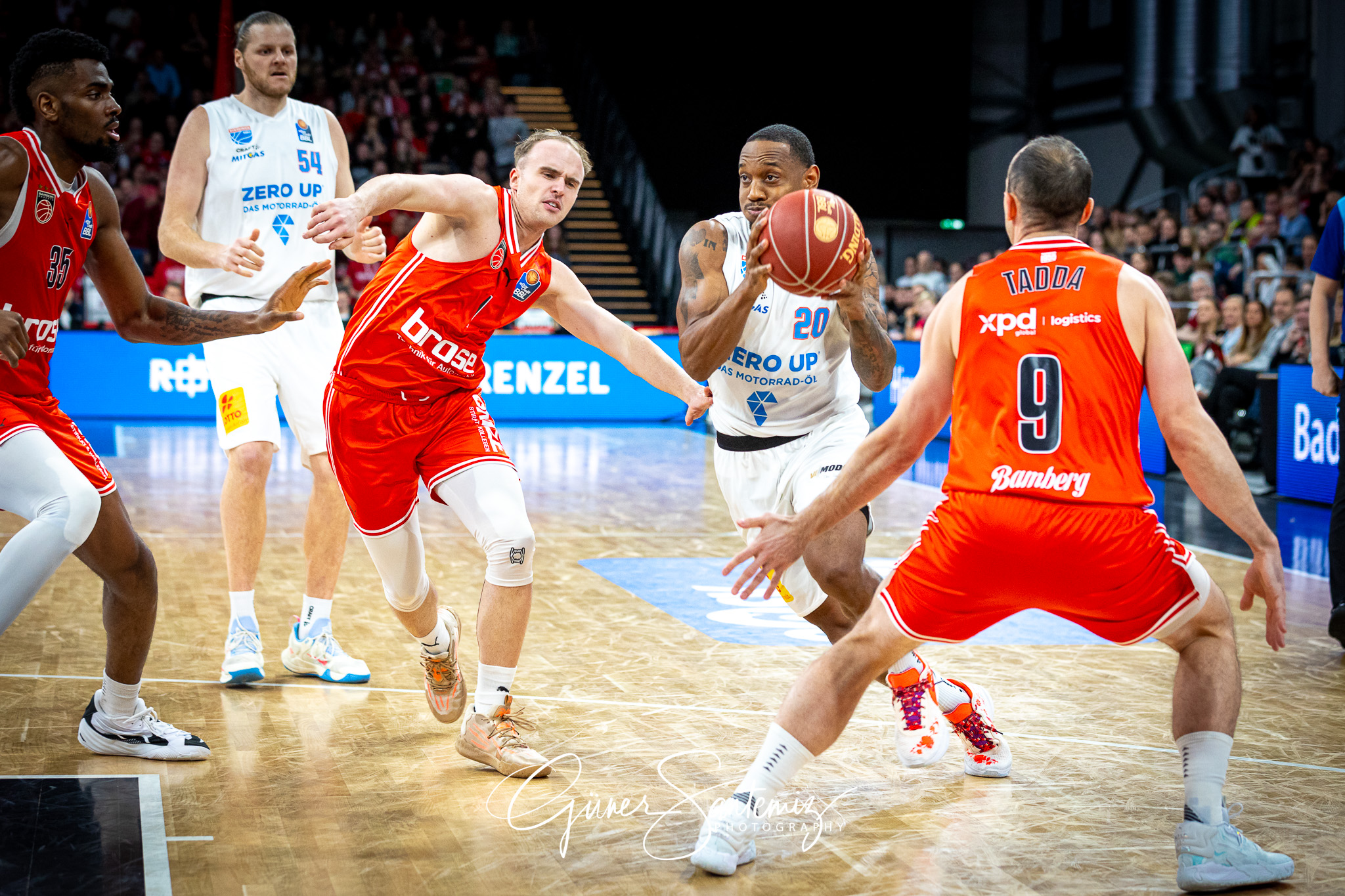 Bamberg Baskets vs. Syntainics MBC - Basketball - easyCredit BBL