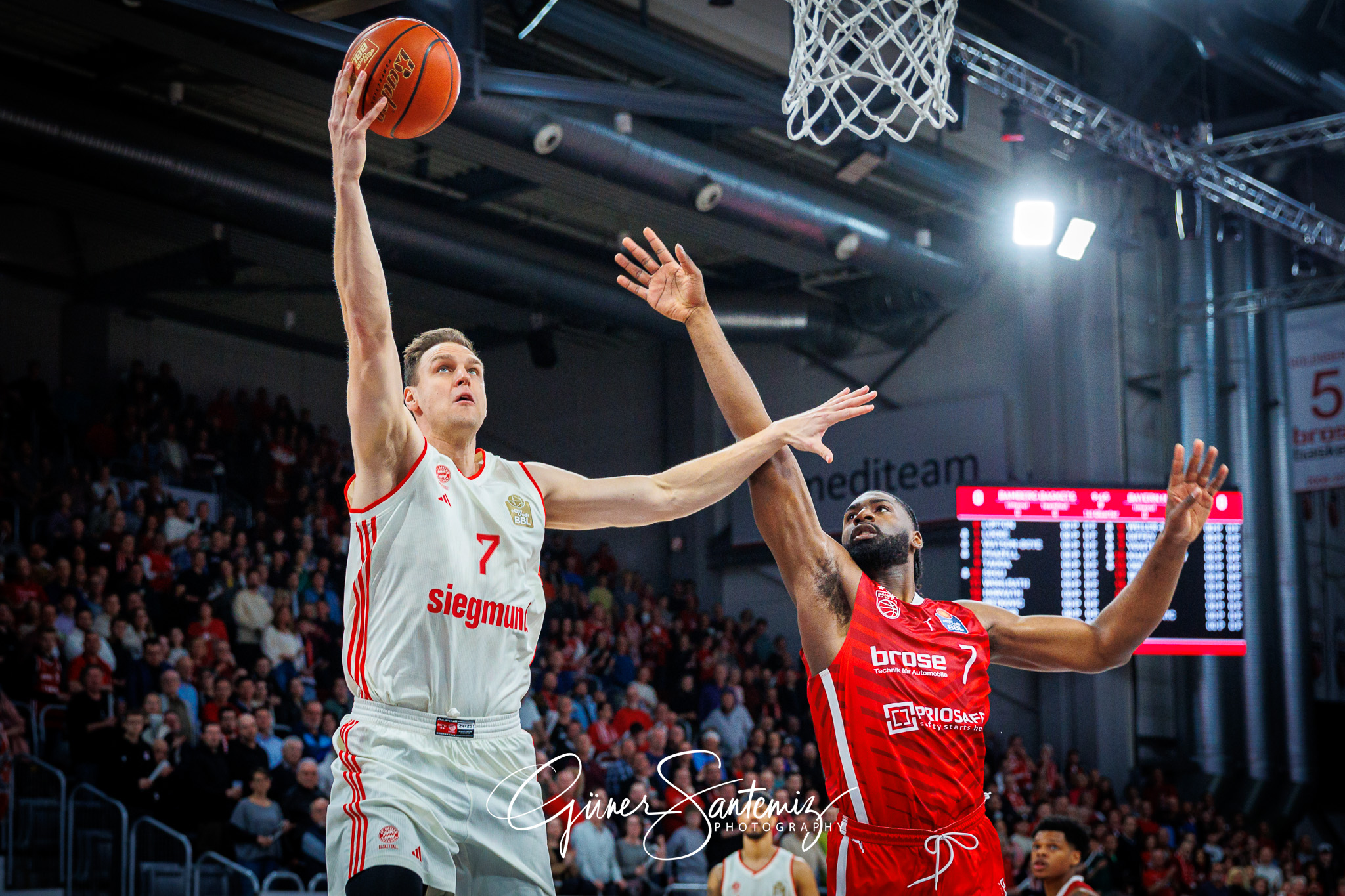 Bamberg Baskets vs. FC Bayern Muenchen Basketball - Basketball -