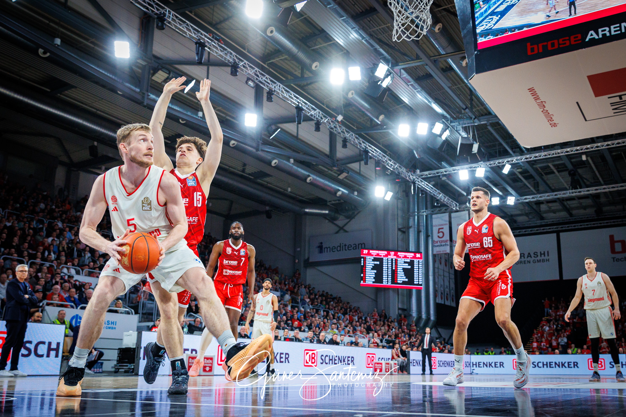 Bamberg Baskets vs. FC Bayern Muenchen Basketball - Basketball -