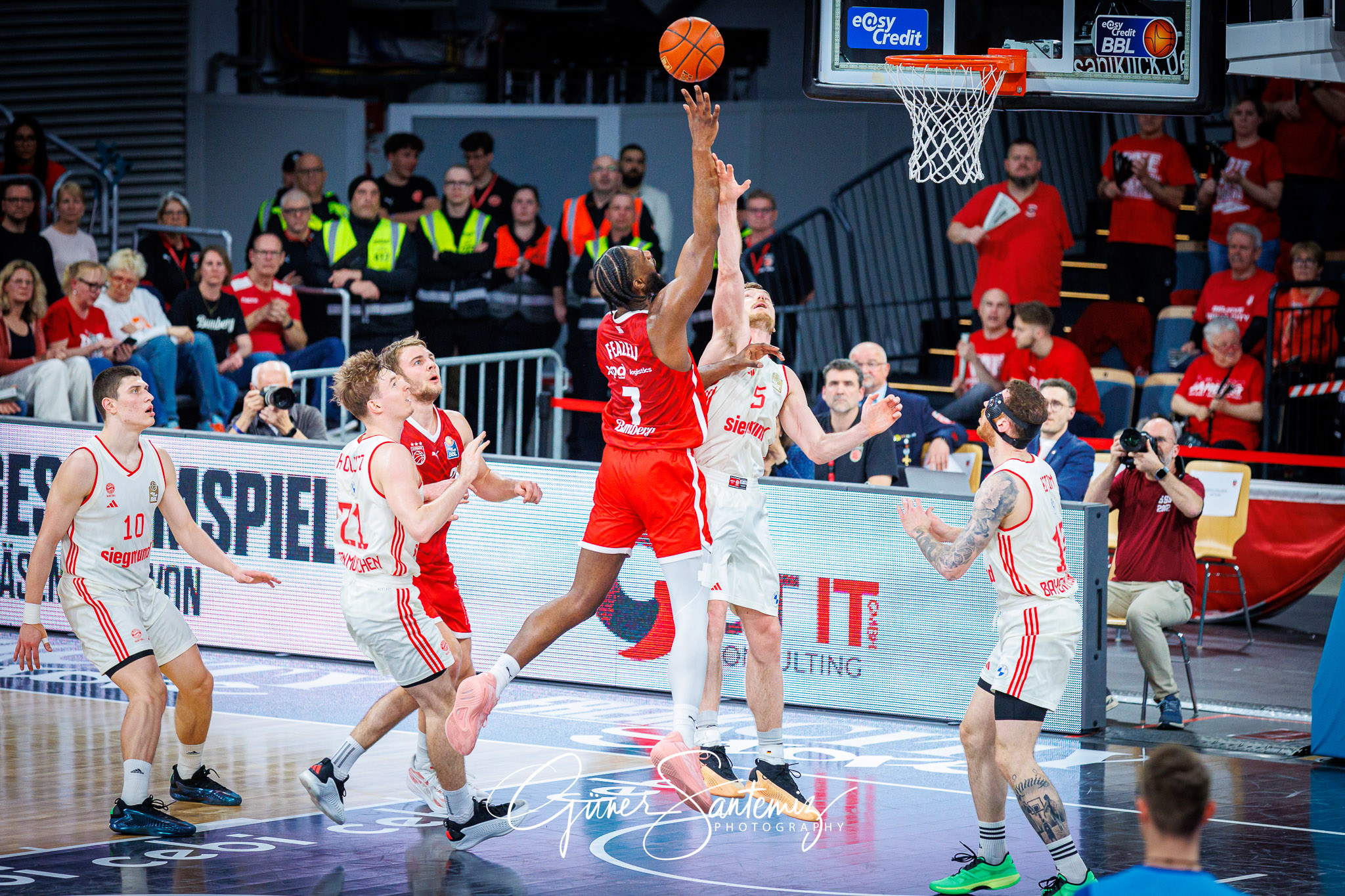 Bamberg Baskets vs. FC Bayern Muenchen Basketball - Basketball -