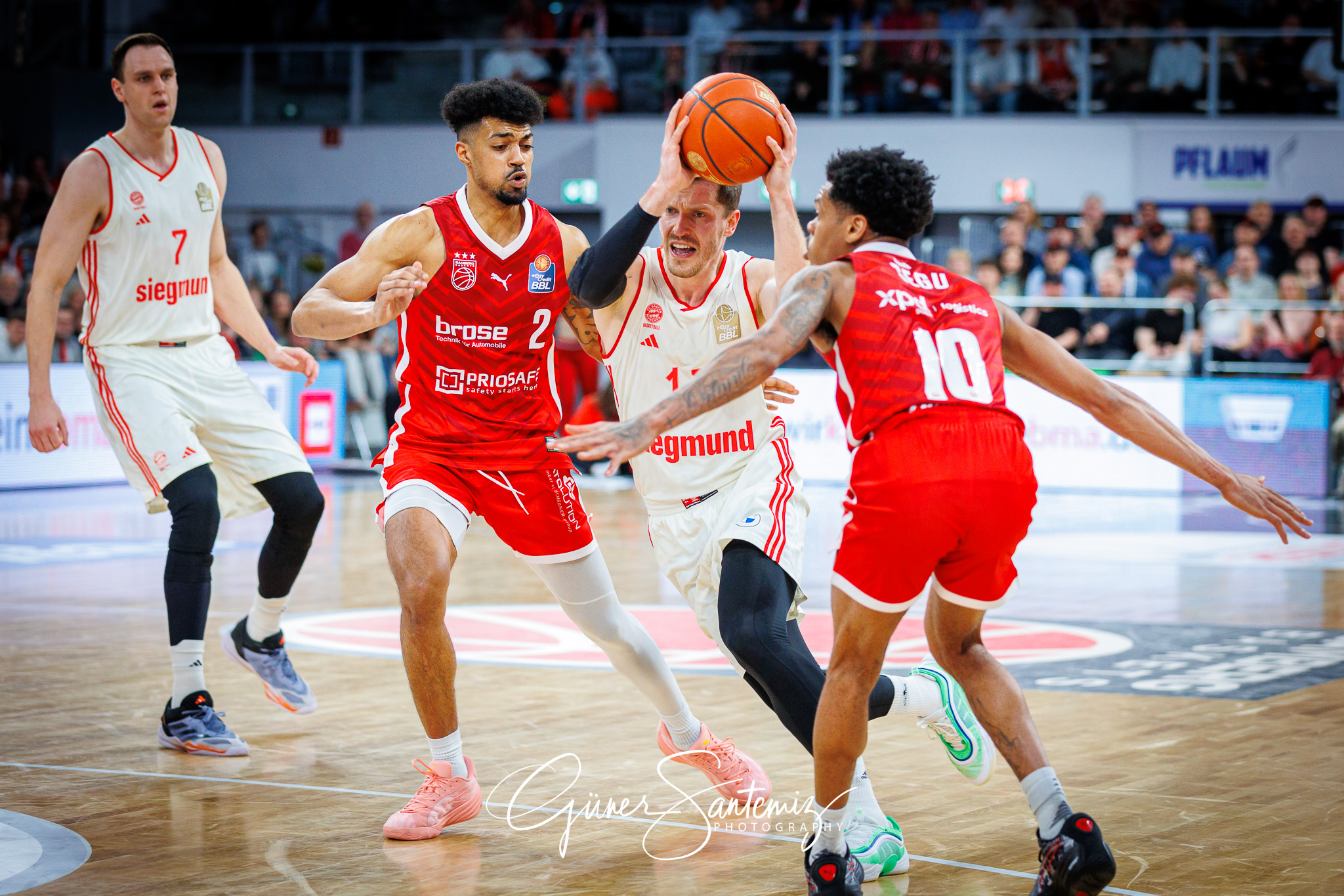 Bamberg Baskets vs. FC Bayern Muenchen Basketball - Basketball -