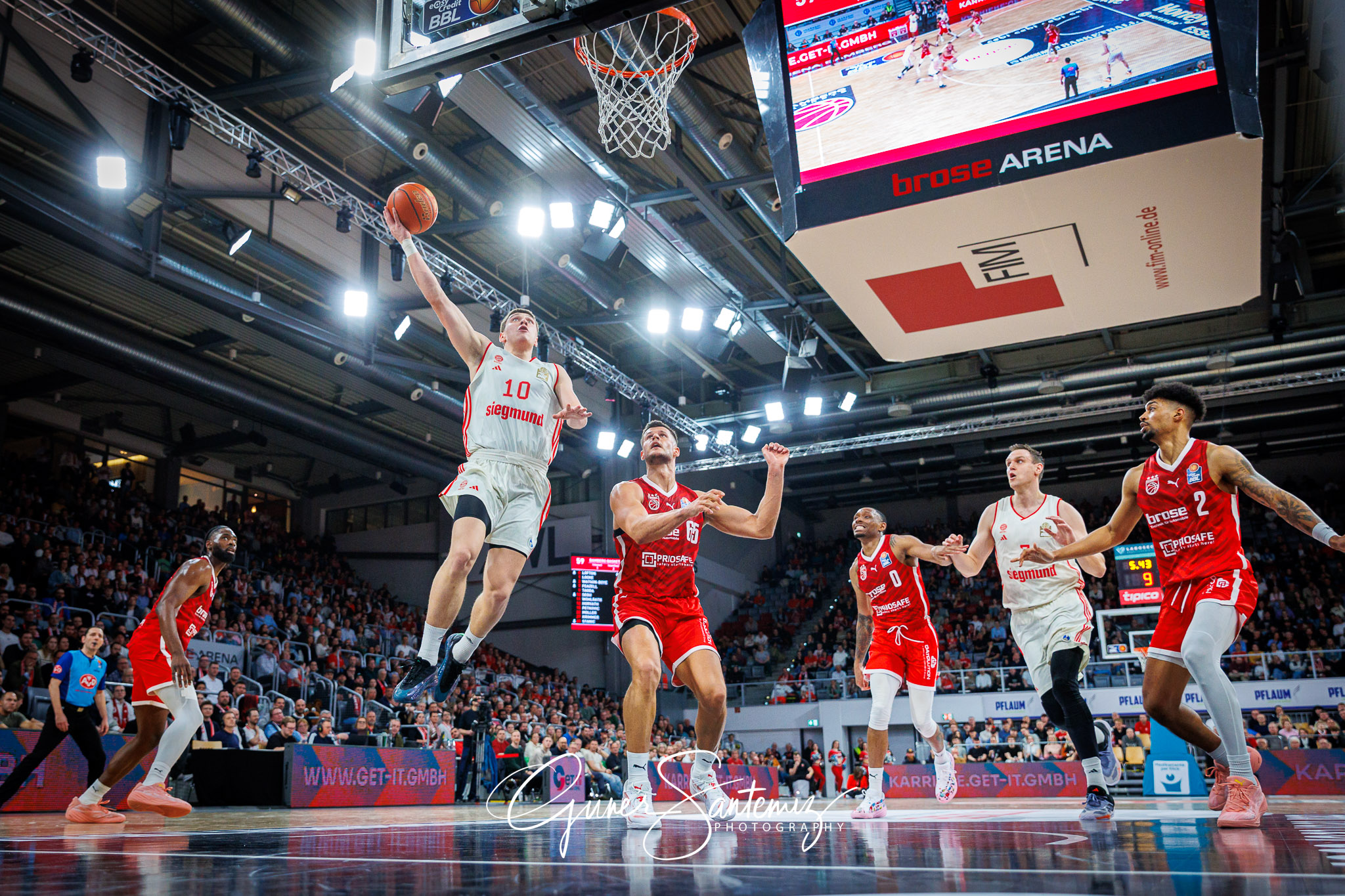 Bamberg Baskets vs. FC Bayern Muenchen Basketball - Basketball -