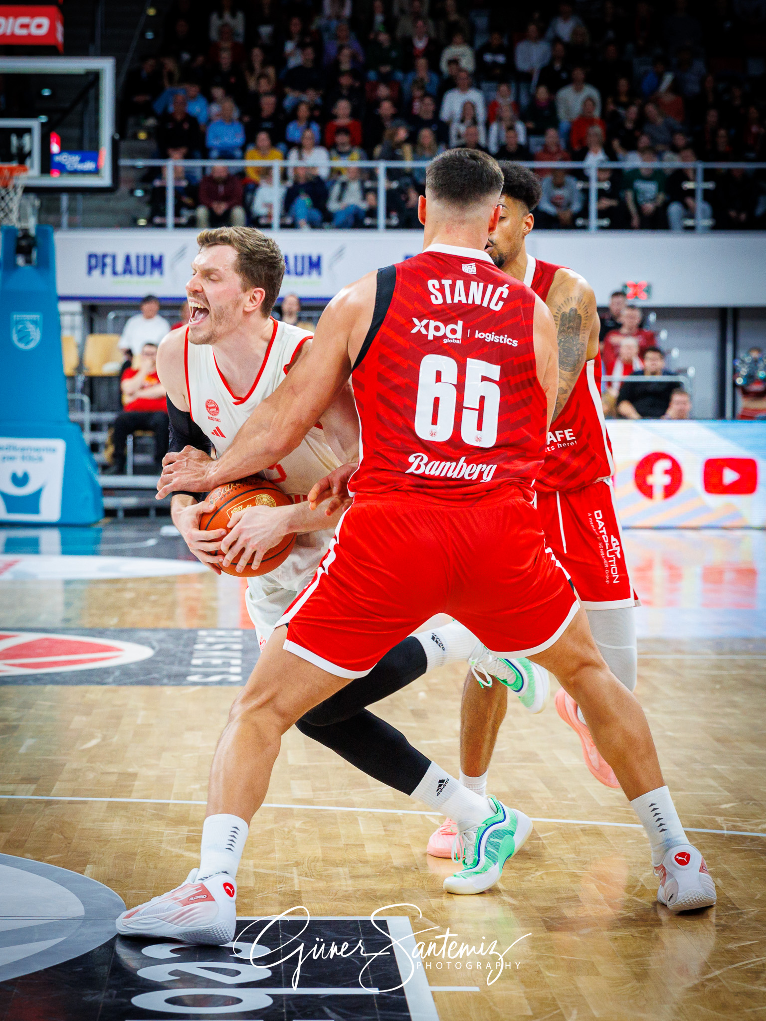 Bamberg Baskets vs. FC Bayern Muenchen Basketball - Basketball -